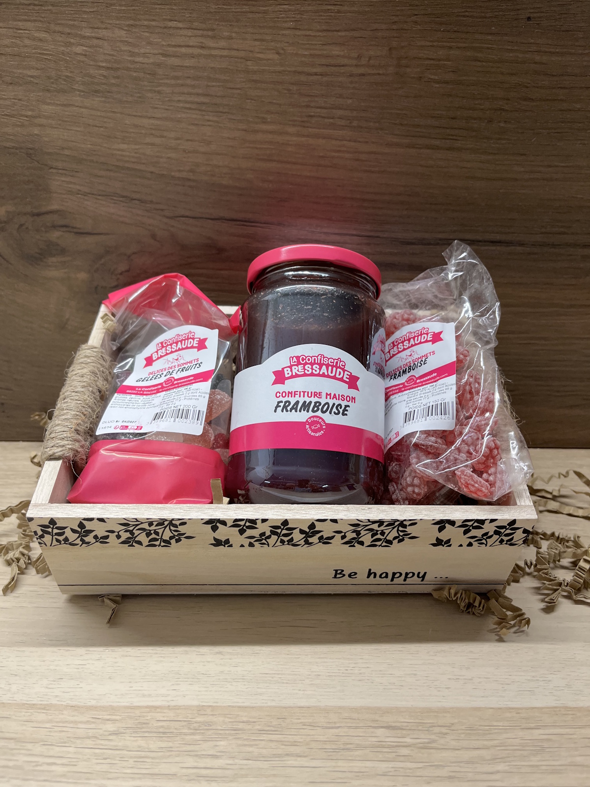 Coffret en bois avec confiture de framboise et bonbons artisanaux