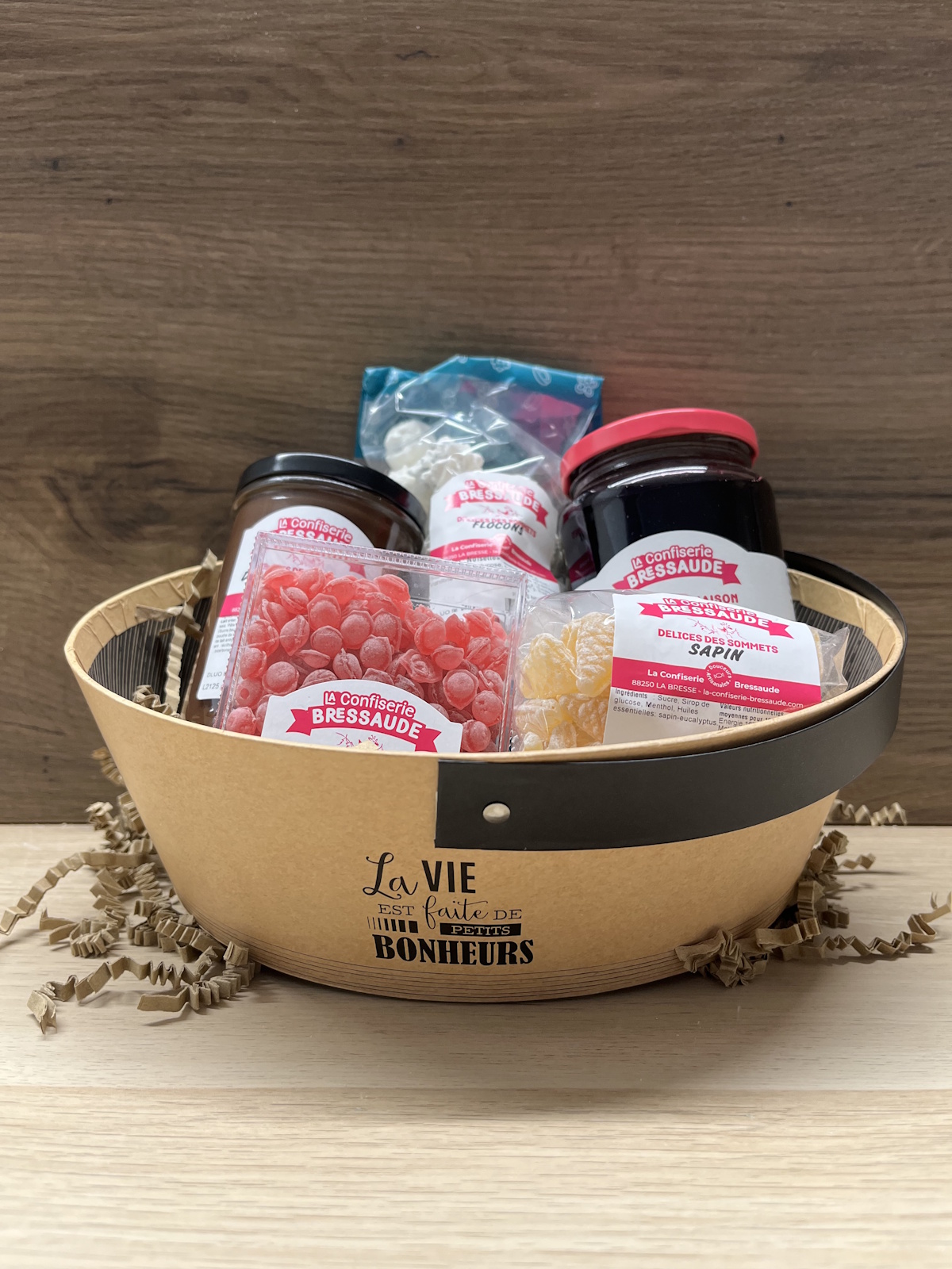 Panier gourmand artisanal avec confiseries et confitures locales